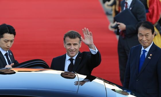 손흔드는 마크롱 대통령, 취임 후 첫 방한