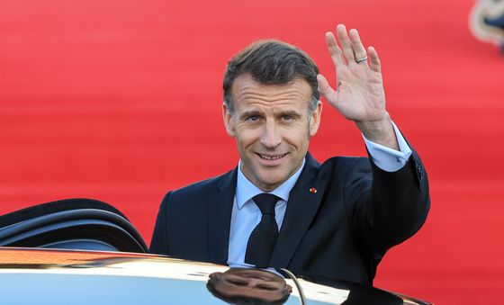 프랑스 대통령 11년 만의 방한, 손 흔드는 마크롱