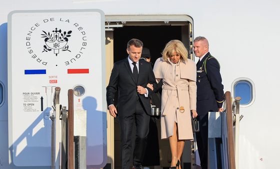 전용기에서 내리는 마크롱 대통령 부부