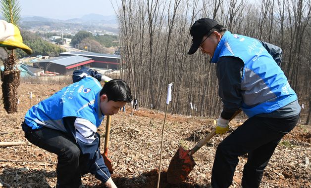 묘목 심는 김광용 재난안전관리본부장