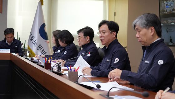 회의 주재하는 김영훈 장관