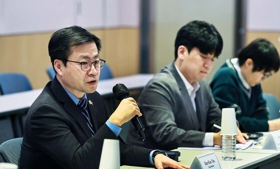 프랑스 경제단체 MEDEF 대표단 면담하는 여한구