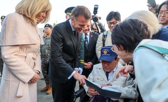 취임 후 첫 국빈방한, 참전용사 만난 마크롱 대통령