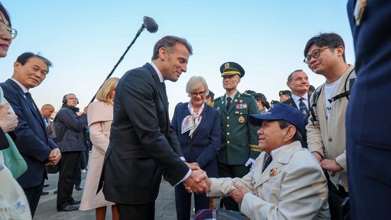 참전용사 손잡은 마크롱 대통령