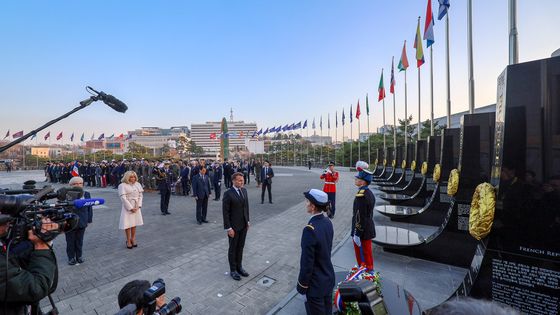 프랑스참전비에 헌화하는 마크롱 대통령