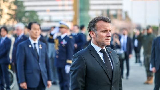 마크롱 대통령, 첫 국빈방한…전쟁기념관 헌화