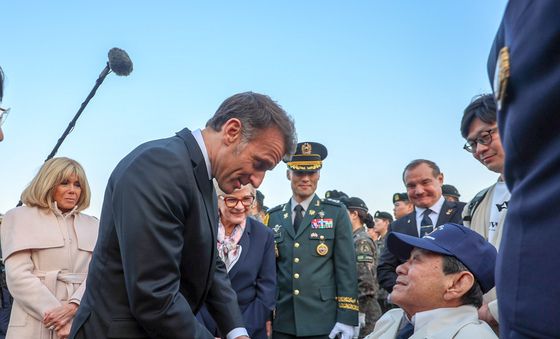 이병선 참전용사에게 감사 인사 전하는 마크롱 대통령