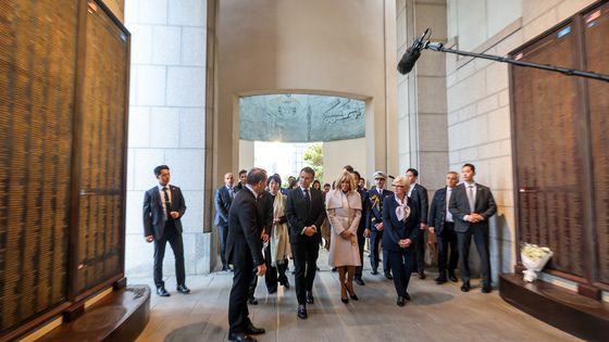 전사자 명비 둘러보는 마크롱 대통령 부부