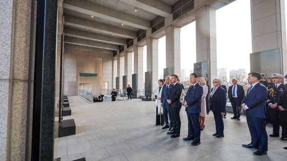 권오을 장관과 전사자 명비 보는 마크롱 대통령