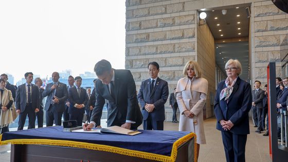 전쟁기념관 찾은 마크롱 대통령