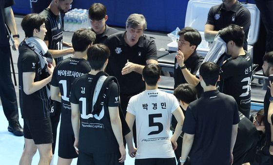 작전지시하는 블랑 감독