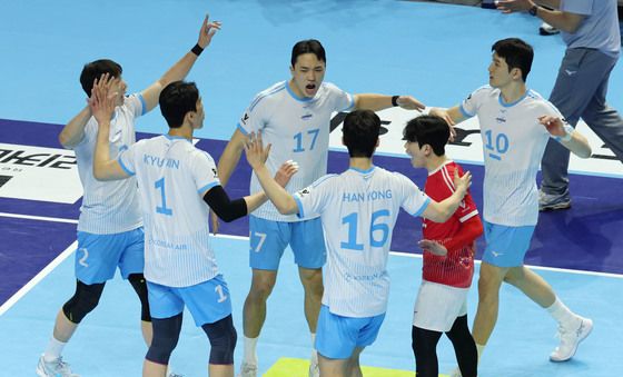 환호하는 대한항공 선수들