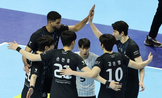 환호하는 현대캐피탈 선수들