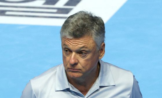 경기 지켜보는 헤난 감독