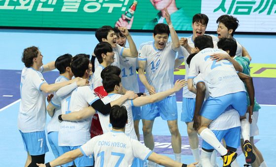 승리의 기쁨 나누는 대한항공