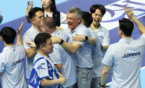 헤난 감독, 승리의 기쁨을 함께