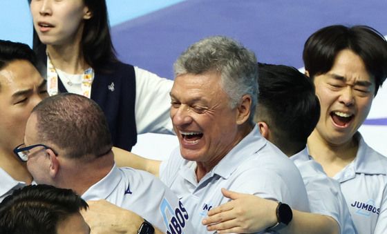 승리의 기쁨 나누는 헤난 감독