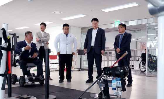 장애인체육회 선수촌 둘러보는 문체부 2차관