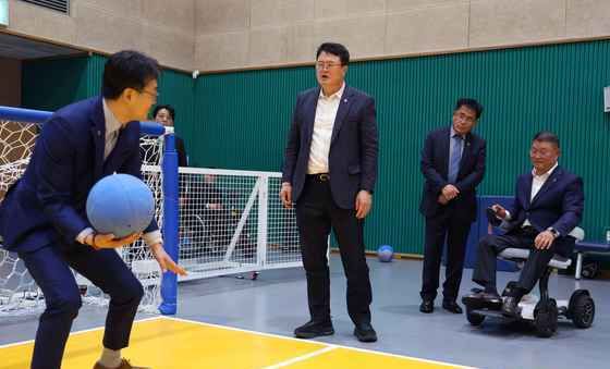 골볼훈련장 살펴보는 김대현 차관