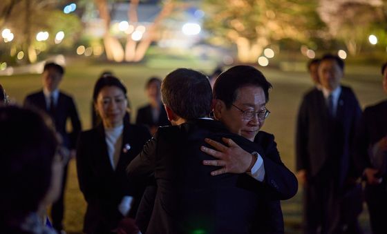 포옹하는 한·프랑스 정상