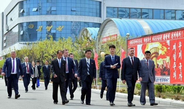 北, 러 직업동맹 대표단 만경대 방문