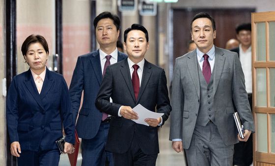 최고위원들과 회의 향하는 장동혁 대표