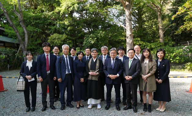 사토 다카오 고덕원 주지와 기념촬영하는 허민 국가유산청장
