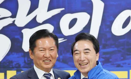 박수현 충남도지사 후보에게 점퍼 전달하는 정청래