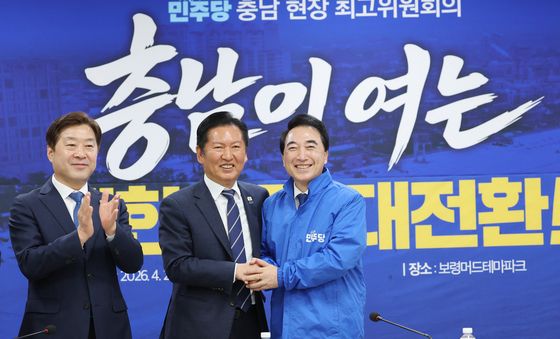 박수현 충남지사 후보에게 점퍼 전달