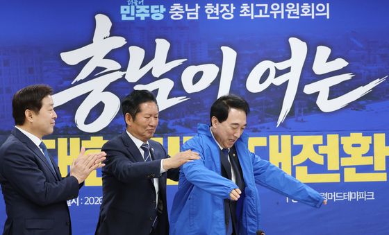 박수현 충남지사 후보에게 점퍼 전달