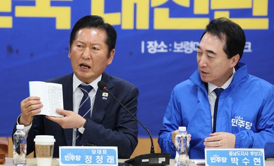 박수현 후보 메모장 든 정청래 대표