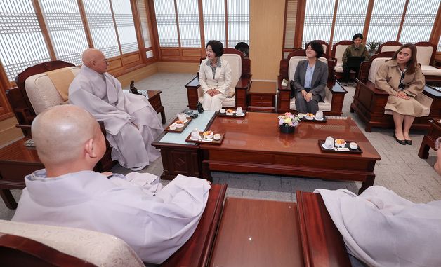 진우스님 예방한 추미애 민주당 경기지사 후보