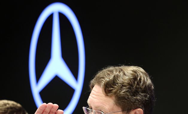 취재진 질문에 답변하는 올라 칼레니우스 메르세데스-벤츠 그룹 CEO