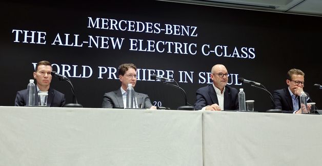 취재진 질문에 답변하는 요르그 부르저 메르세데스-벤츠 그룹 CTO