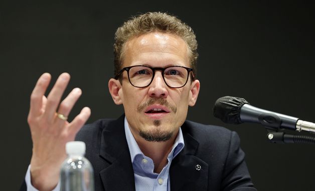 취재진 질문에 답변하는 마티아스 가이젠 세일즈 & 고객 경험 총괄