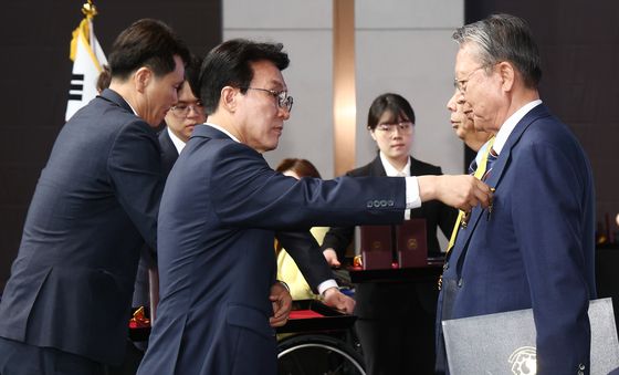장애인의 날 기념식 유공자 포상 하는 김민석 국무총리