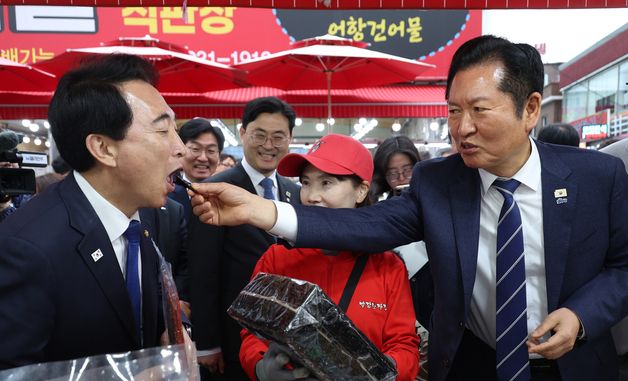 박수현 충남지사 후보에게 김 먹여주는 정청래