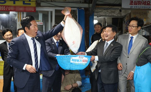 광어 들어보이는 정청래 대표