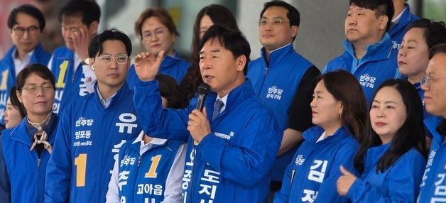 구미시청에서 기자회견하는 오중기 민주당 경북지사 예비후보