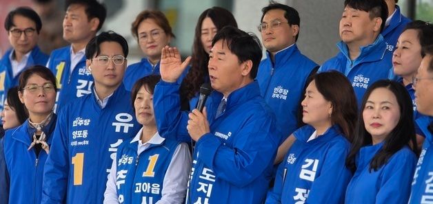 구미시청에서 기자회견하는 오중기 경북지사 예비후보