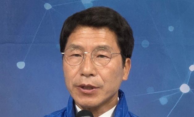 구미서 기자회견하는 이용기 경북교육감 예비후보