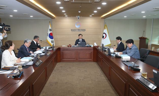 발언하는 김종철 방미통위원장