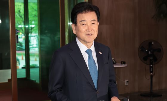 입장 밝히는 정동영 장관