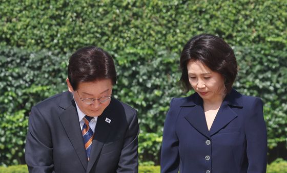 이재명 대통령 부부, 간디 추모공원 헌화