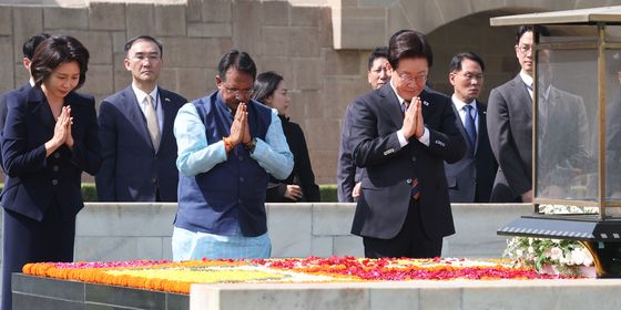 이재명 대통령 부부, 간디 추모공원 헌화