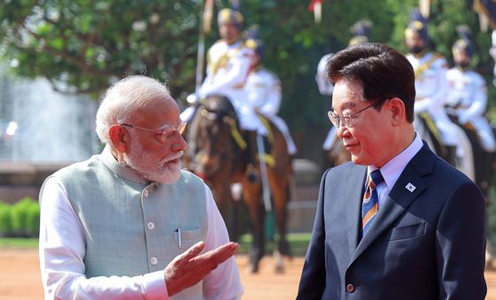 이재명 대통령 안내하는 나렌드라 모디 인도 총리