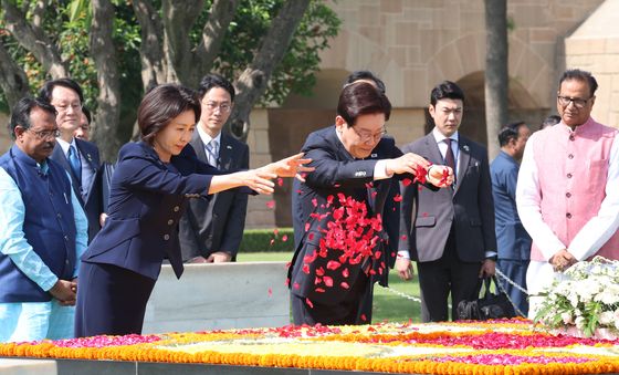 이재명 대통령, 간디추모공원 헌화