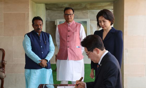 간디 추모공원 방명록 작성하는 이재명 대통령