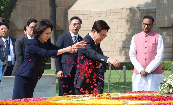 이재명 대통령 부부, 간디 추모공원 헌화