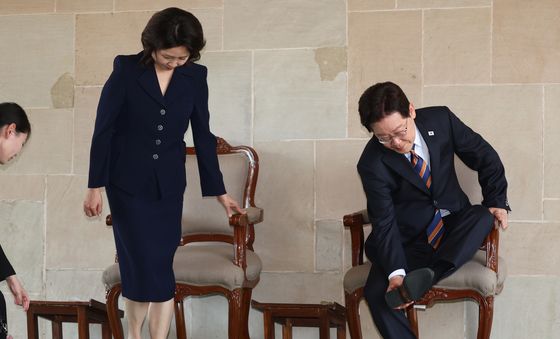 간디 추모공원 방문한 이재명 대통령 '슬리퍼 신고 참배'